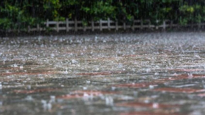 长沙暴雨楼梯变瀑布,长沙暴雨视频